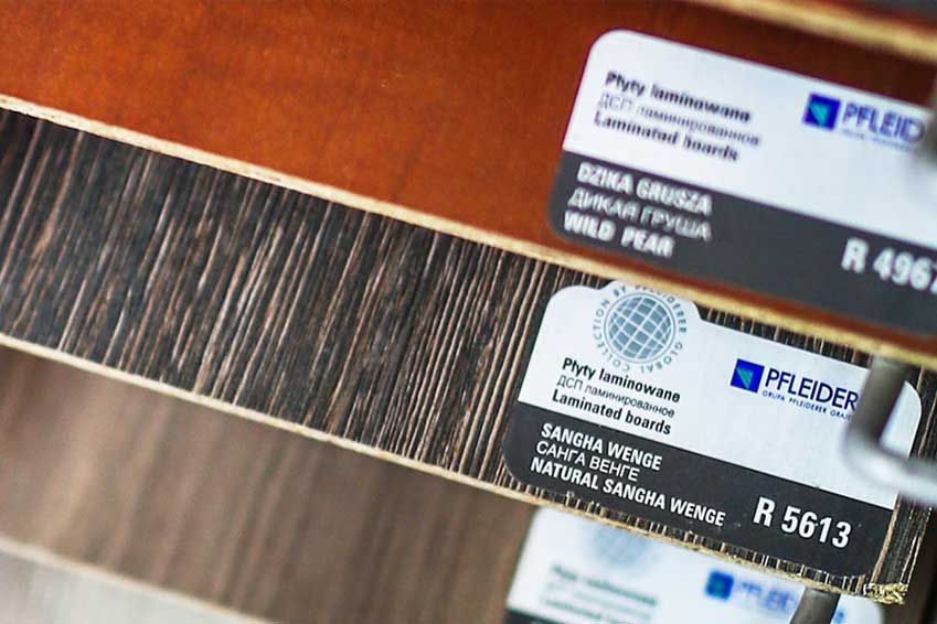 Nahaufnahme von Holzproben mit Etiketten, die Texturen, Farben und Namen zeigen.