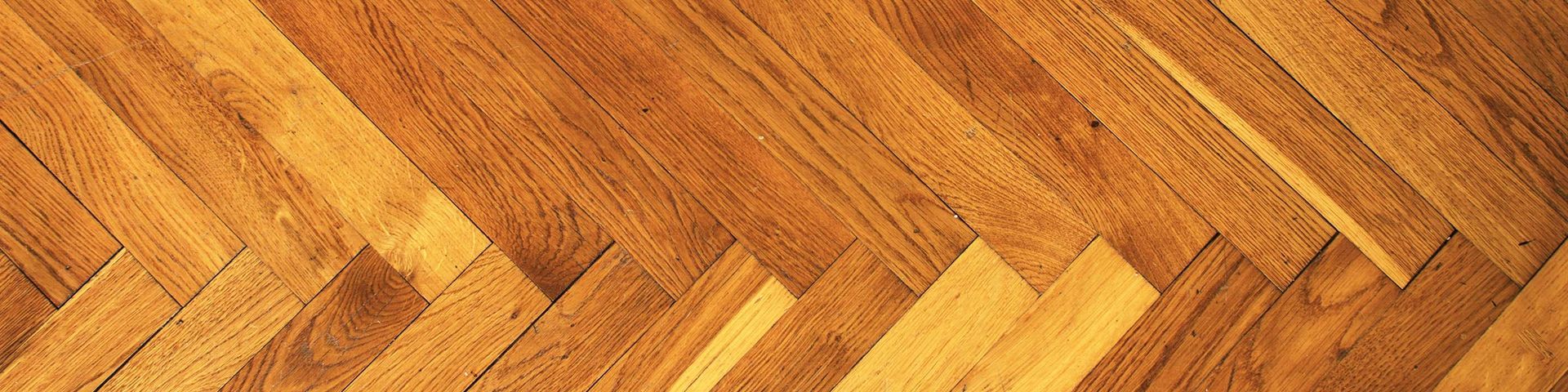 Fischgrät-Holzboden, verschiedene Brauntöne.