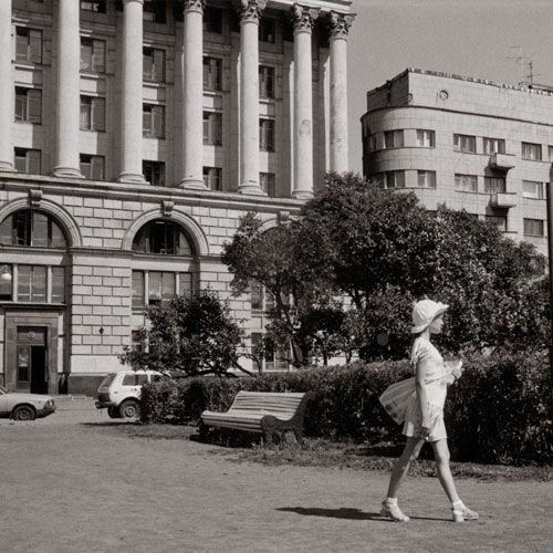 Photographie d'une jeune écolière dans la rue