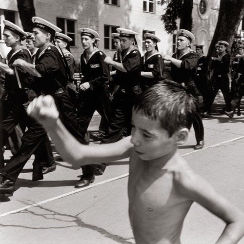 Un jeune garçon imitant des soldats