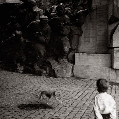 Tournage d'un film avec des soldats et un enfant