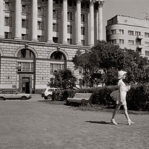 Photographie d'une jeune écolière dans la rue