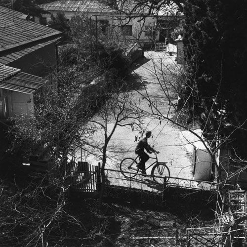 Cycliste dans un chemin