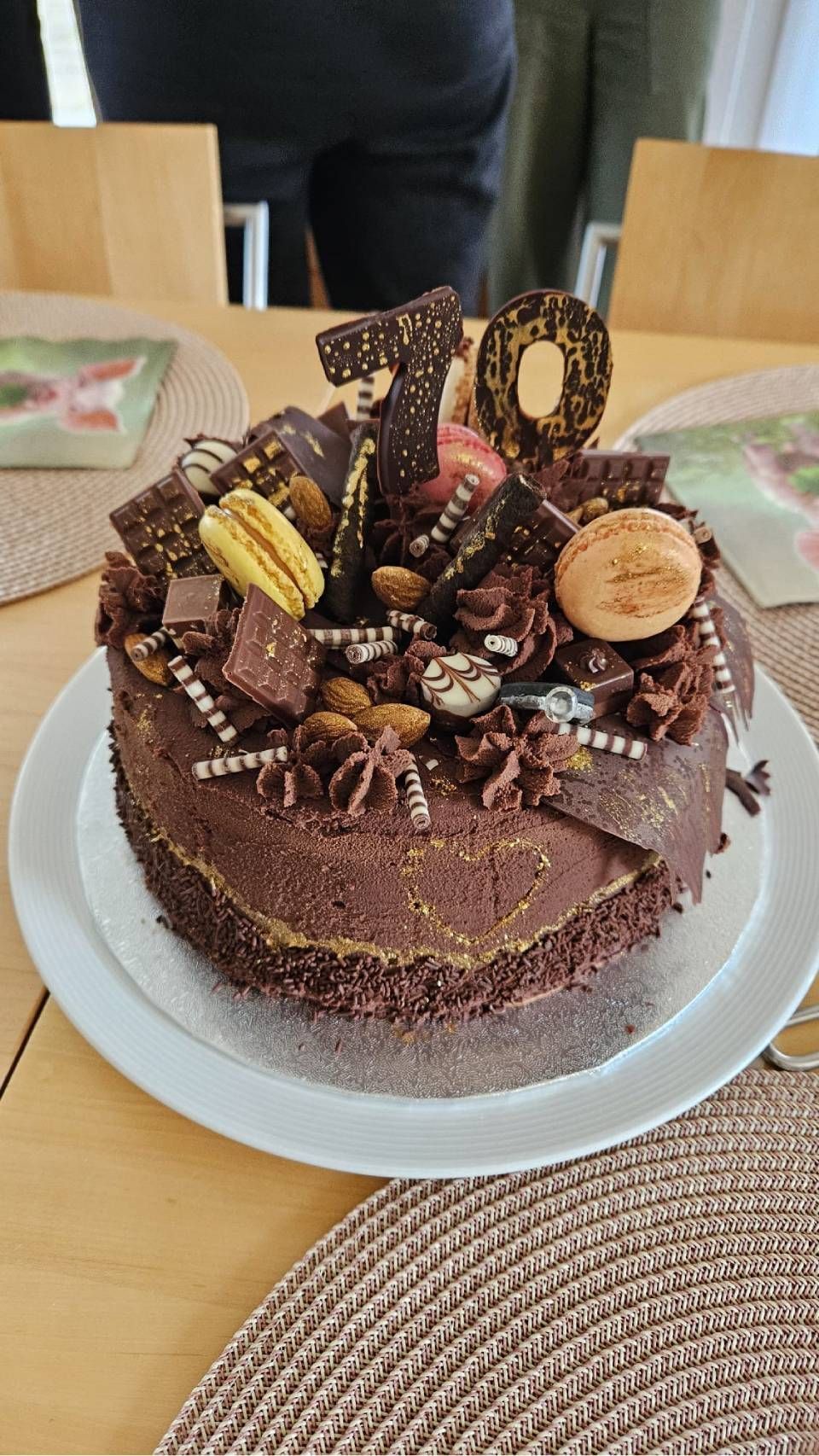 Schokoladenkuchen mit Keksen, Waffelstäbchen und Schokoladensplittern auf einem weissen Teller