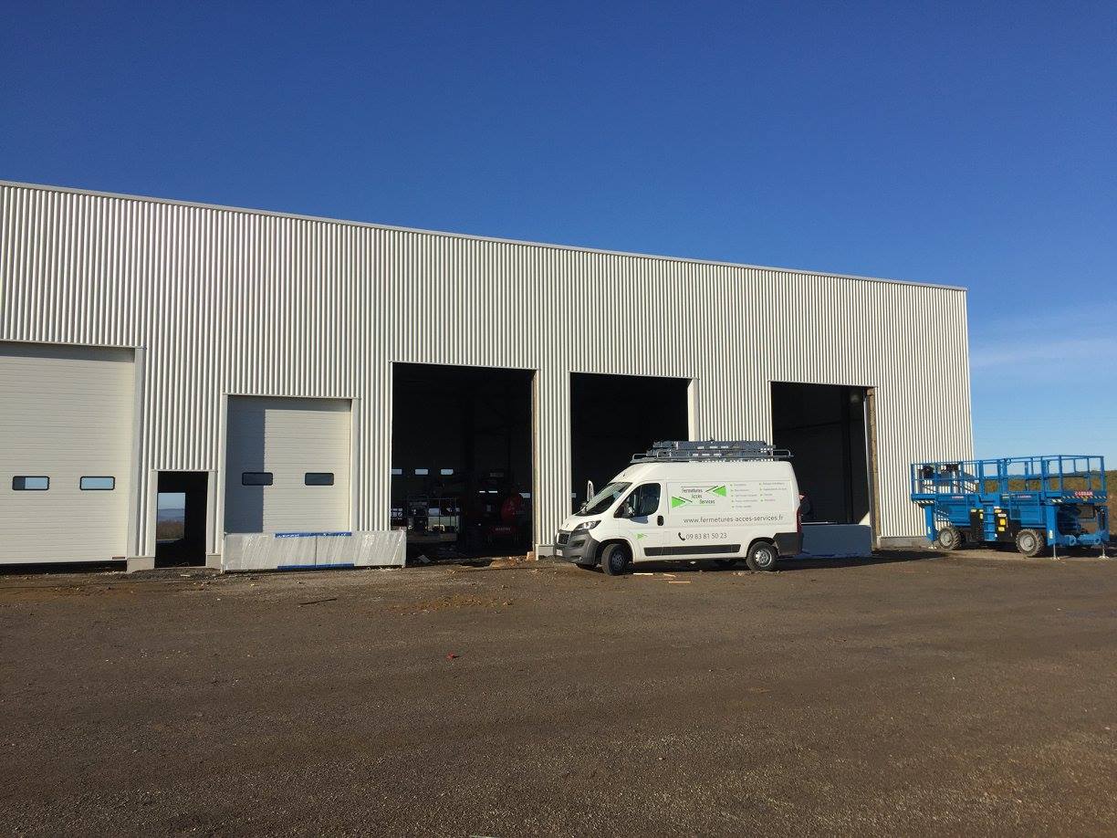 Fourgon de Fermetures Accès Services devant un entrepôt