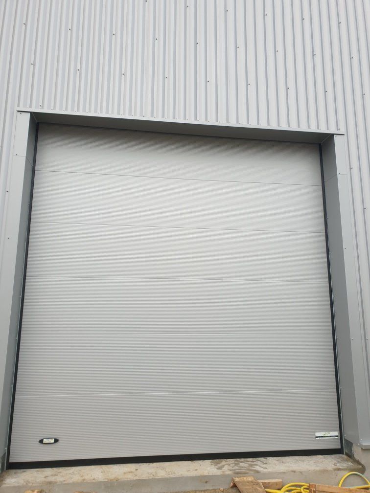 Porte sectionnelles d'un entrepôt en acier