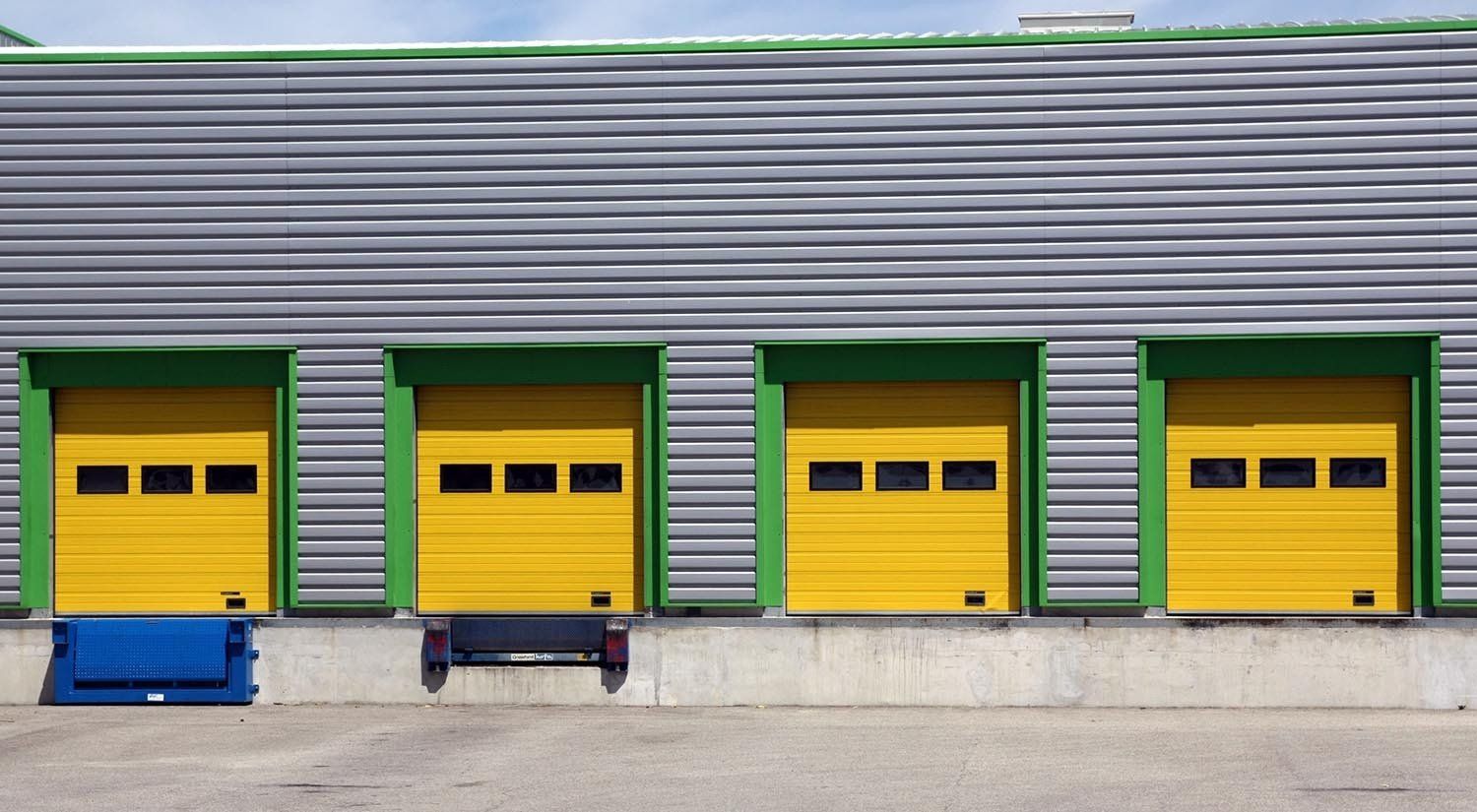Niveleur de qaui d'un entrepôt avec des portes jaunes