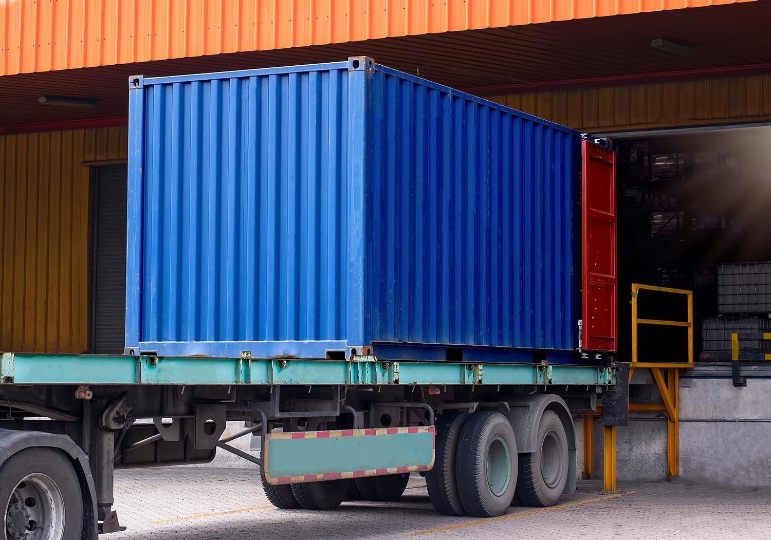 Camion et sa remorque utilisant le niveleur de quai