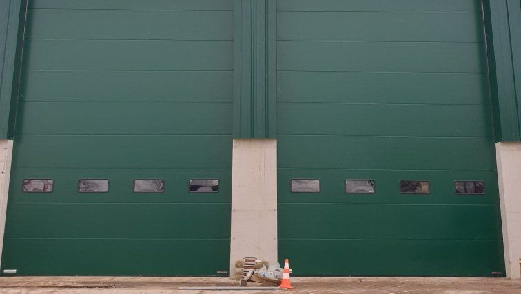 Deux portes sectionnelles vertes