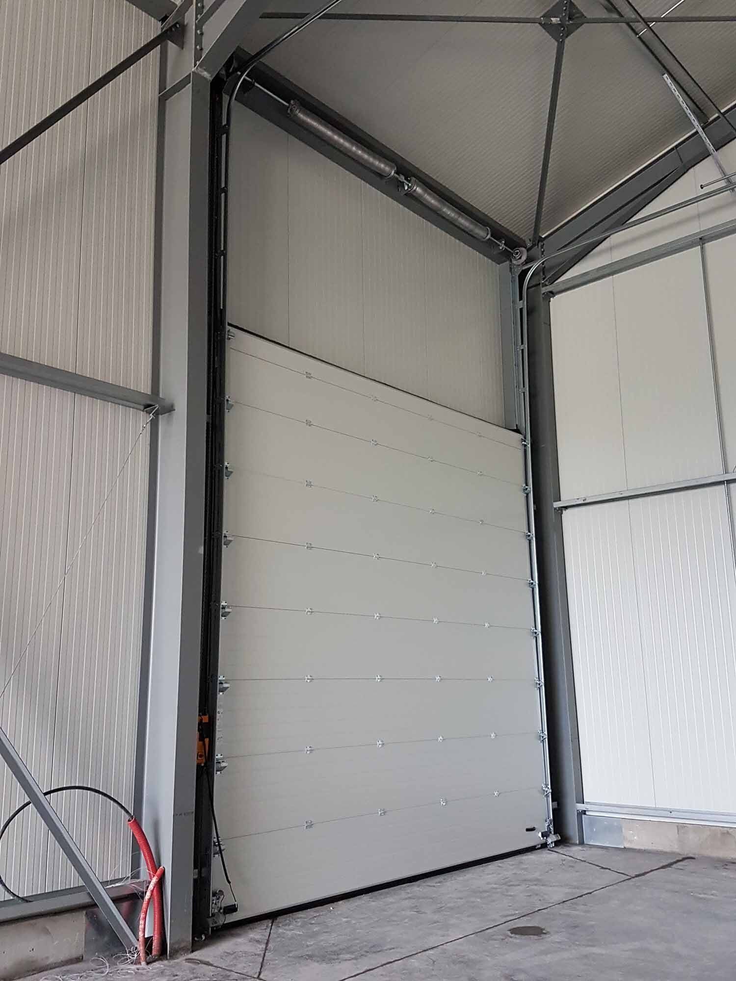 Porte d'entrepot sectionnelle