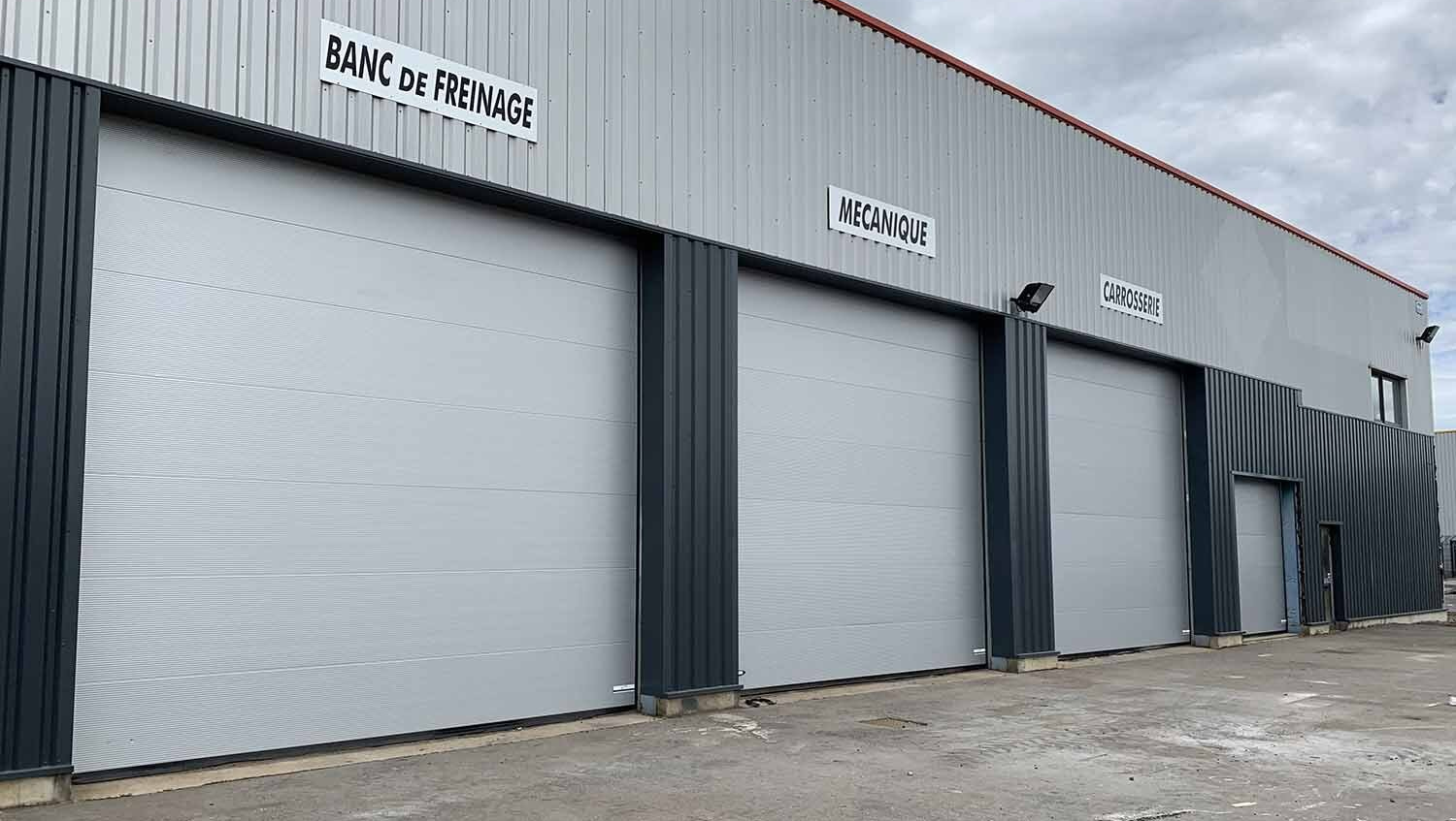 Trois portes d'un hangar