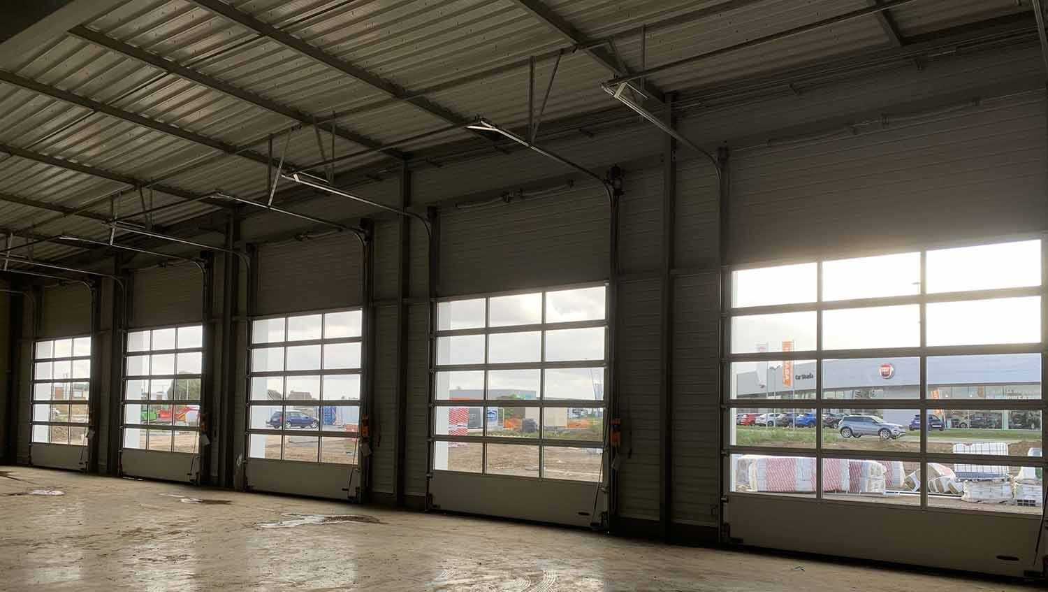 Cinq portes transparentes de quai de chargement d'entrepôt vues de l'intérieur