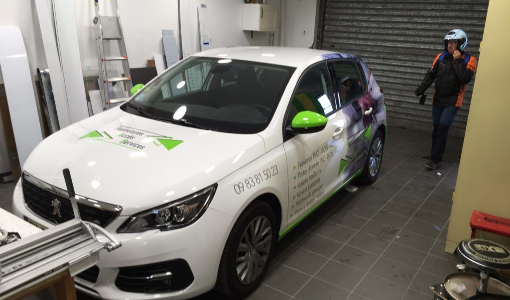 Voiture blanche de Fermetures Accès Services