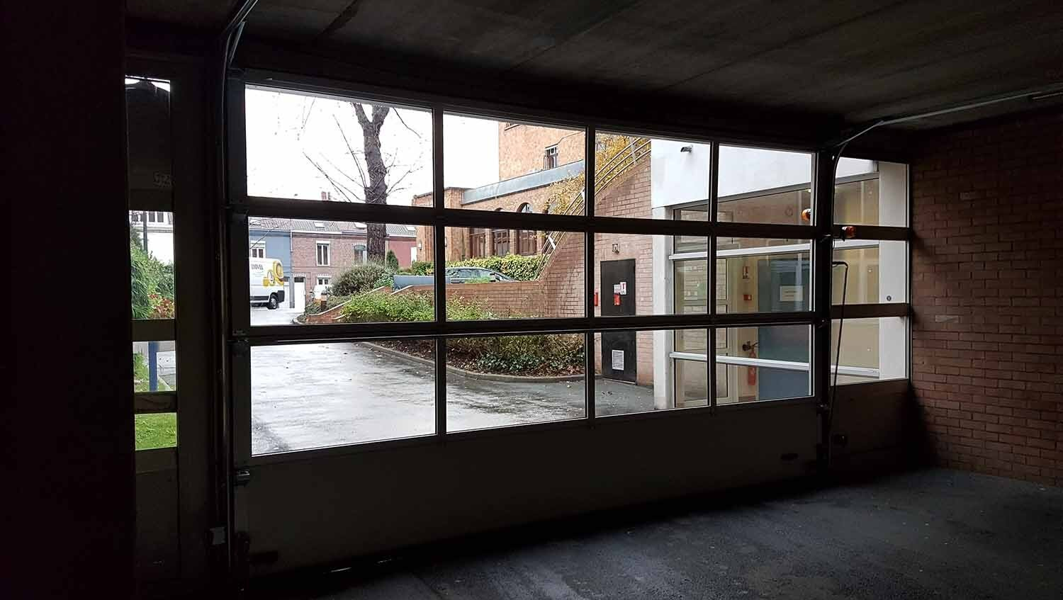 Porte d'entrepôt recouverte de fenêtres vue de l'interieur