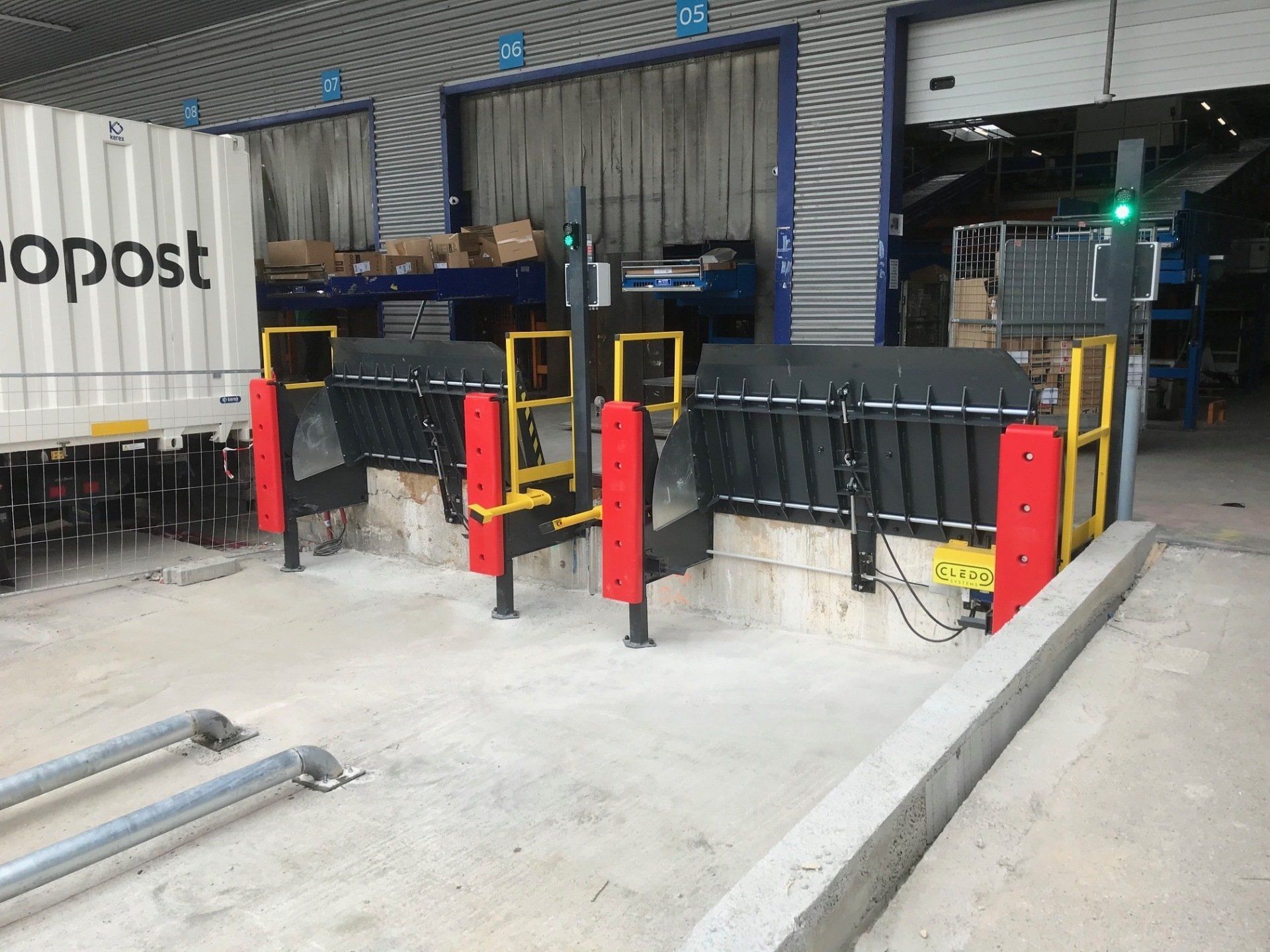 Accessoire de quai rouge avec des barrières jaunes