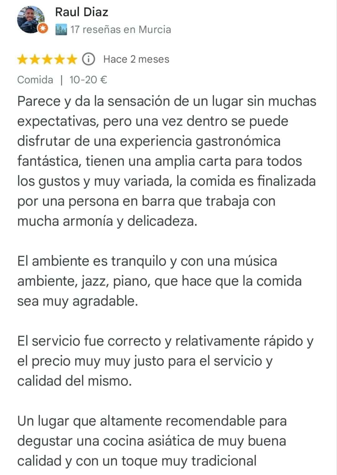 Reseña de un restaurante español que elogia la comida, el servicio, el ambiente tranquilo y la buena relación calidad-precio.