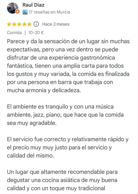 Reseña de un restaurante español que elogia la comida, el servicio, el ambiente tranquilo y la buena relación calidad-precio.
