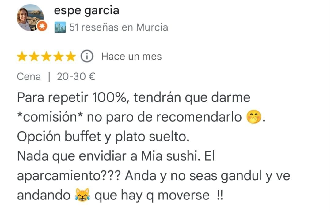Captura de pantalla de la reseña de un restaurante español con 5 estrellas, críticas al servicio y comentarios sobre el buffet y el aparcamiento.