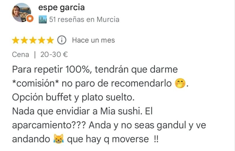 Captura de pantalla de la reseña de un restaurante español con 5 estrellas, críticas al servicio y comentarios sobre el buffet y el aparcamiento.