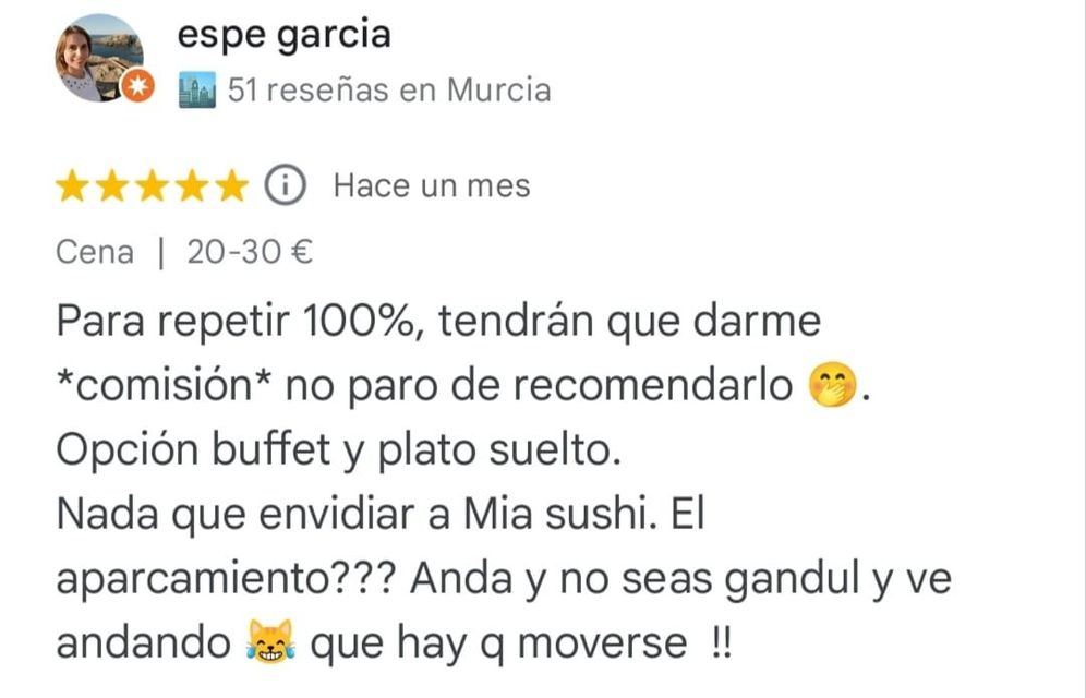 Captura de pantalla de la reseña de un restaurante español con 5 estrellas, críticas al servicio y comentarios sobre el buffet y el aparcamiento.