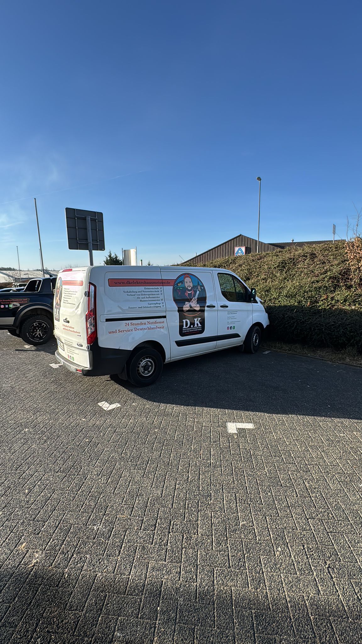 Ein weißer Firmenwagen