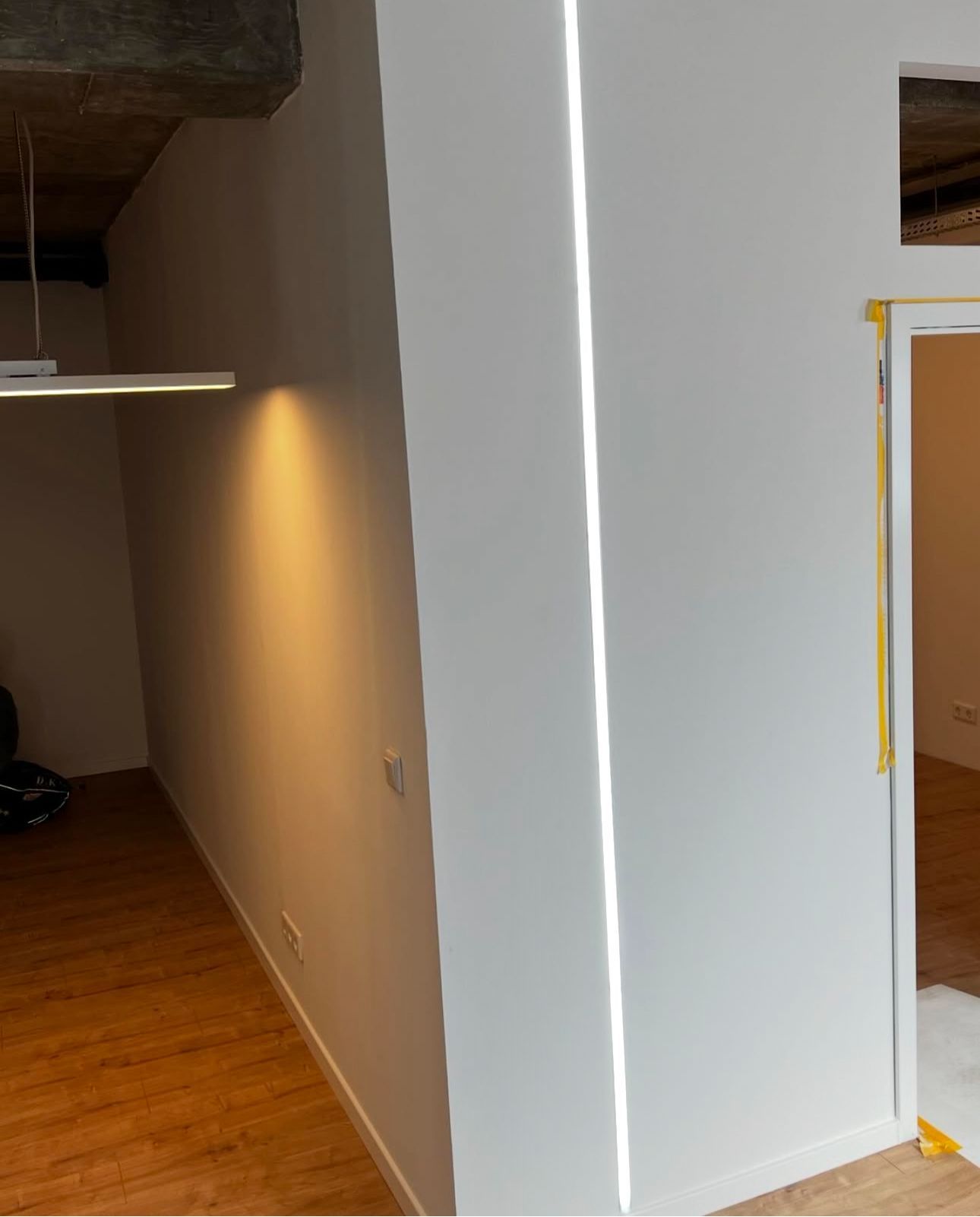 Ein Flur mit einer Tür und einem Licht an der Wand