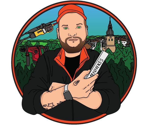 Ein Mann mit Bart hält einen Zettel mit der Aufschrift „gefundenes“ in der Hand