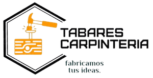 Un logotipo para Carpintería Tabares muestra un martillo y un trozo de madera.