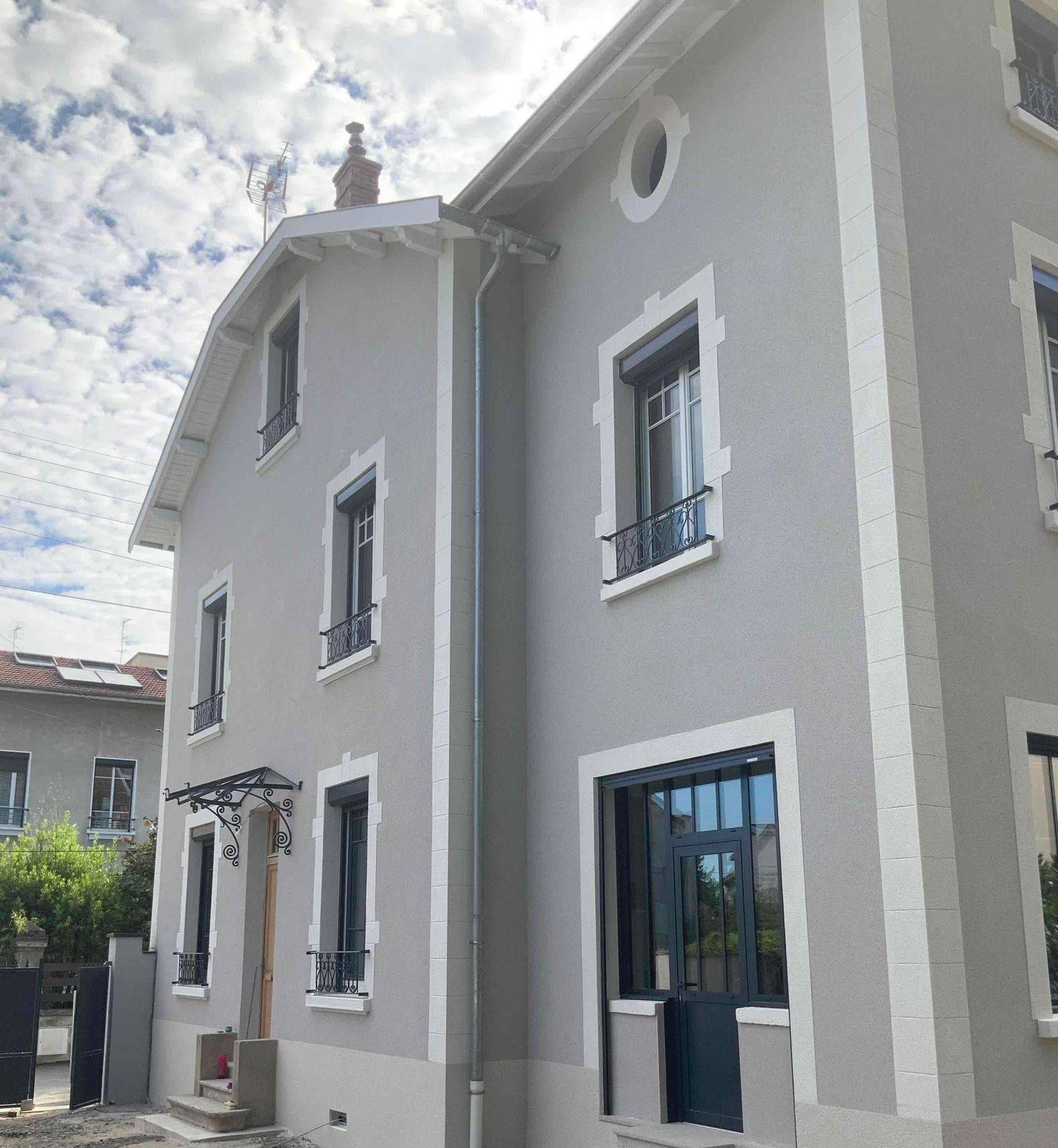 Façade de couleur grise d'une maison