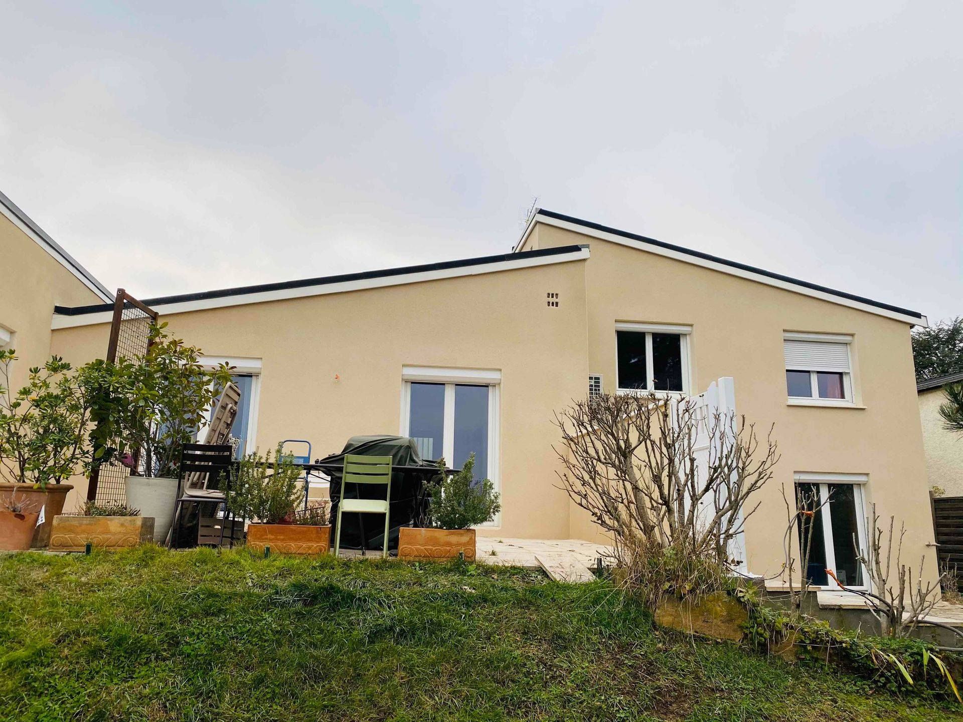 Maison avec une peinture jaune