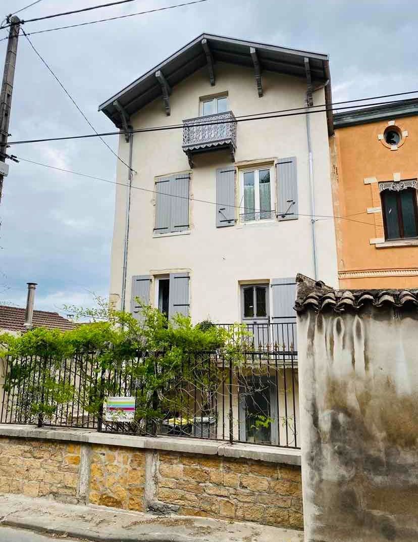 Façade d'une maison avec des volets bleus