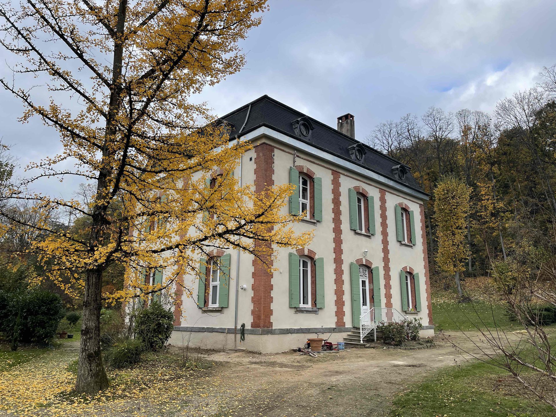 Maison ancienne avec des volets verts
