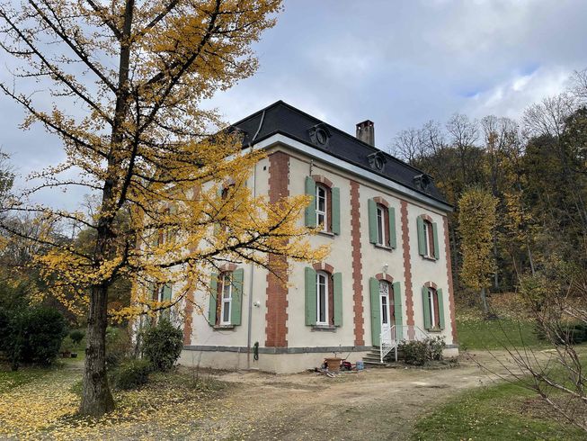 Maison ancienne avec des volets verts