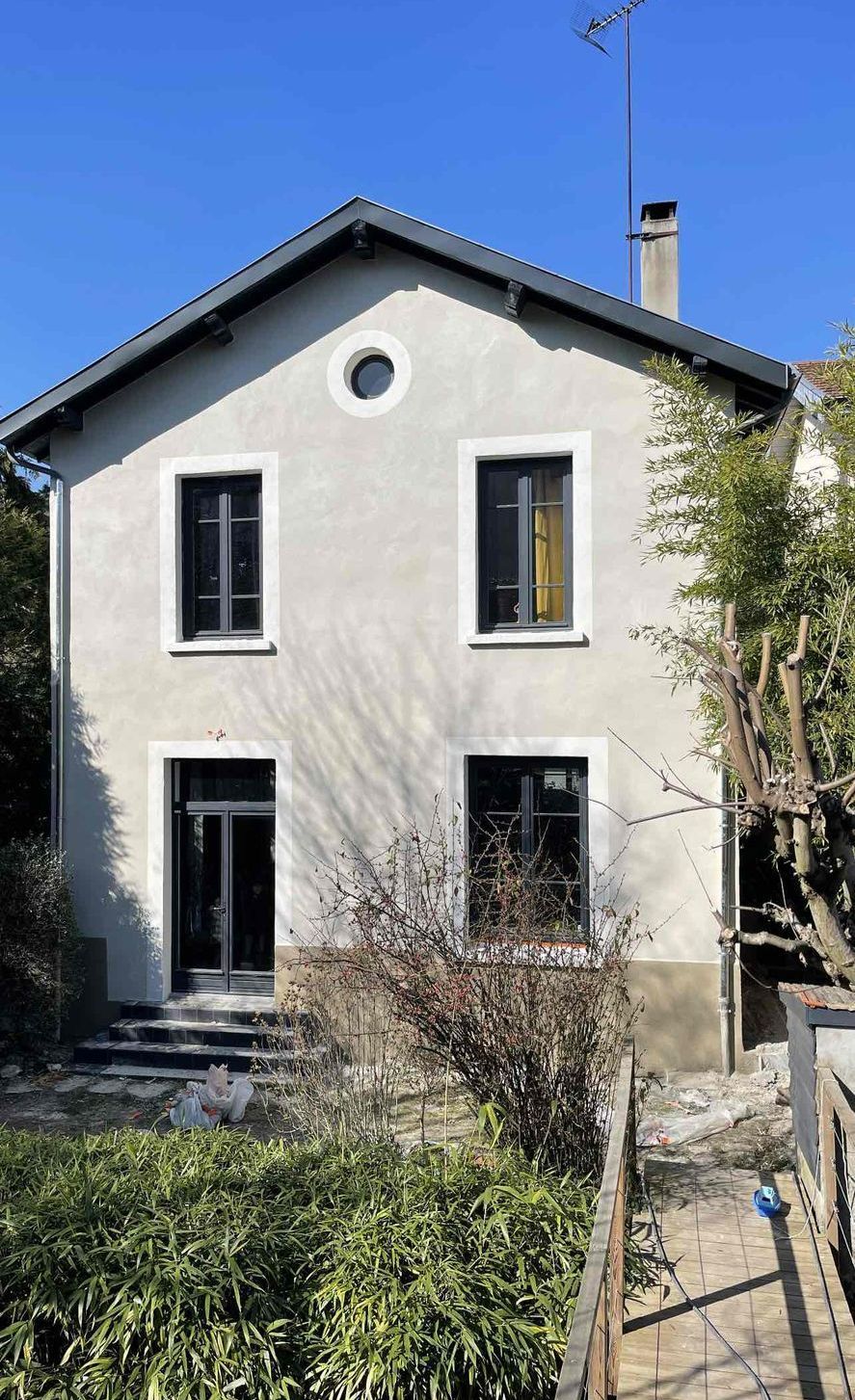 Maison avec une finition de façade grise
