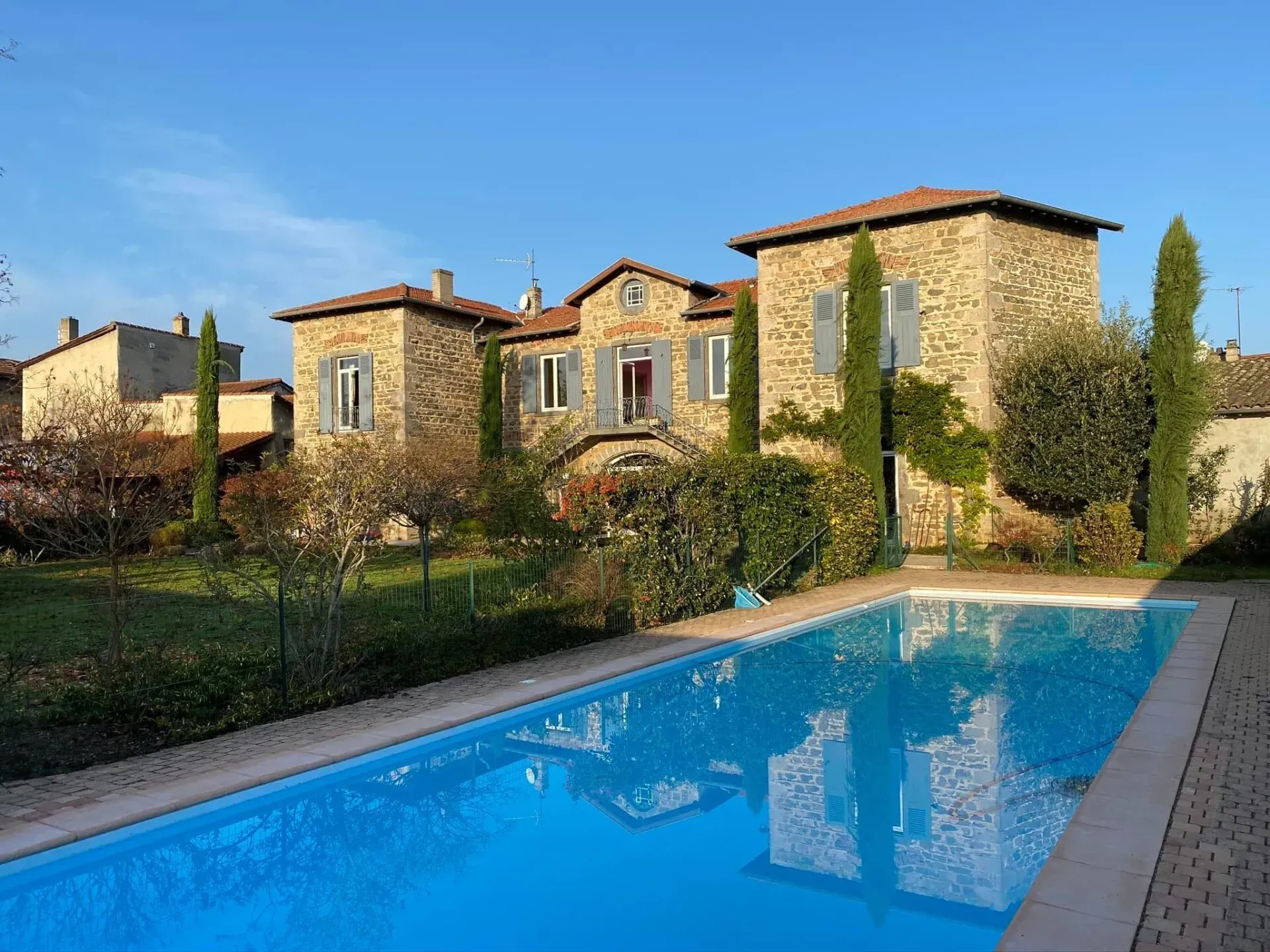 Maison en pierre avec piscine