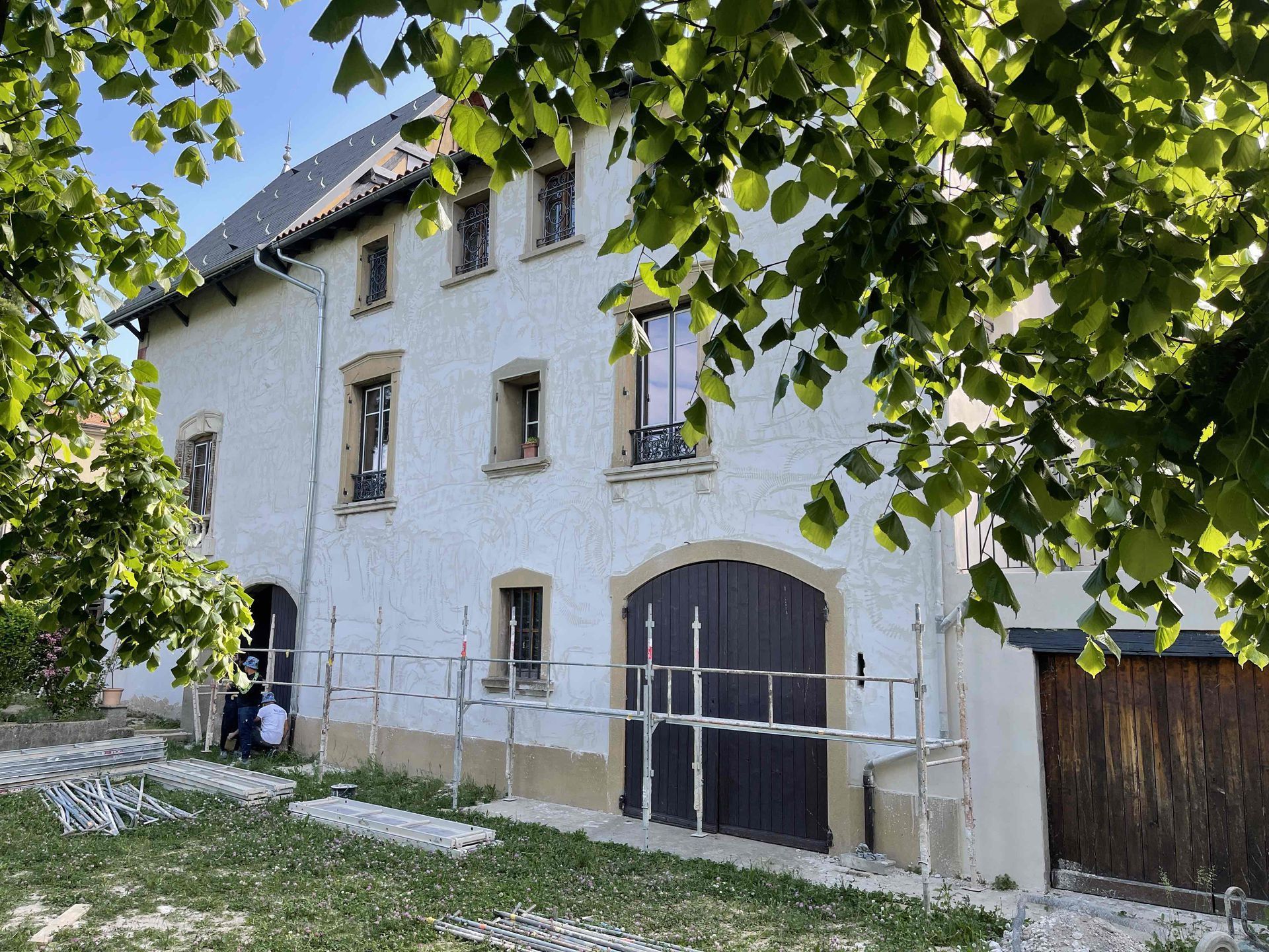 Belle maison en cours de projection d'enduit