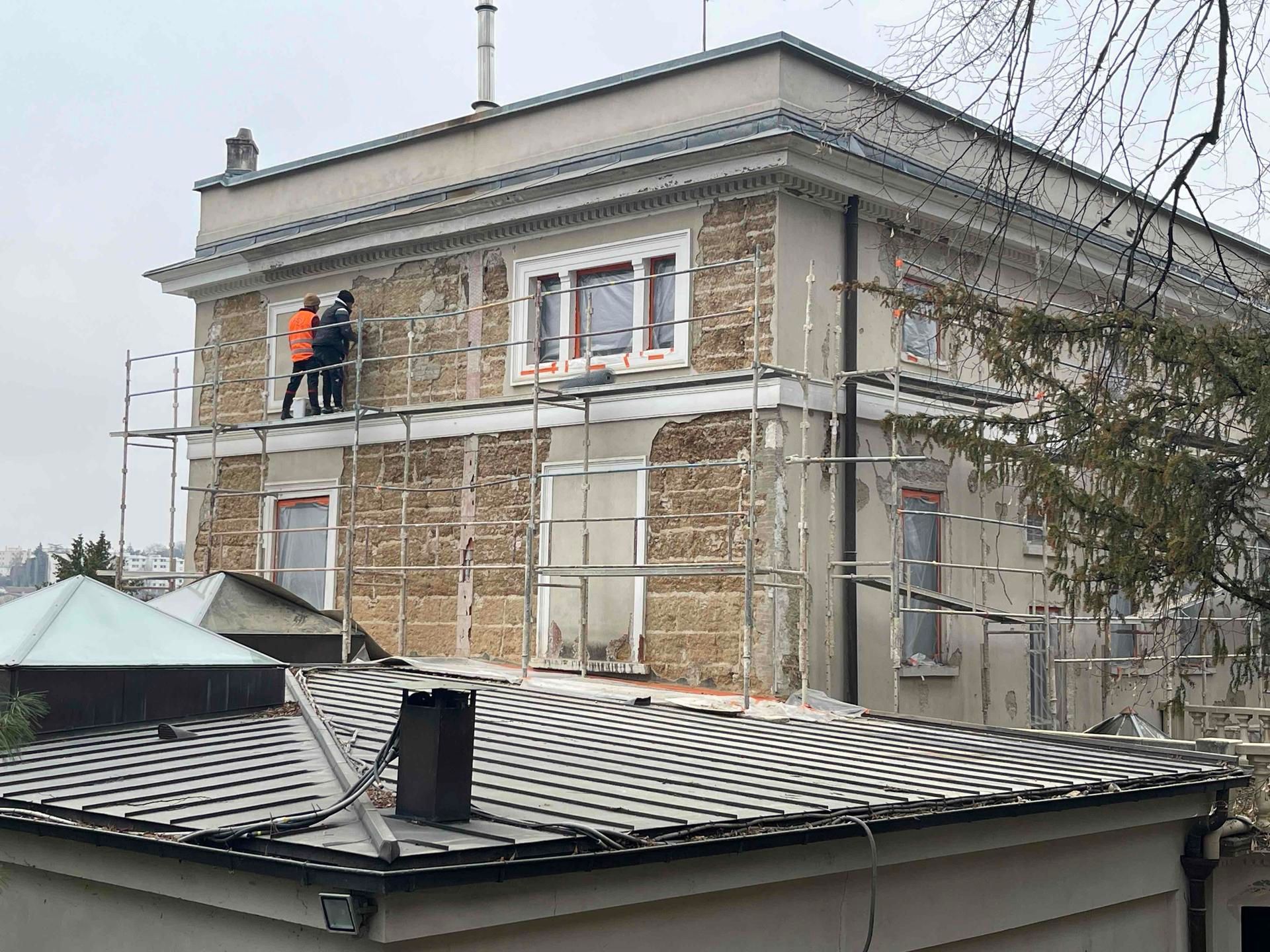 Rénovation d'une façade en pisé avec un échafaudage