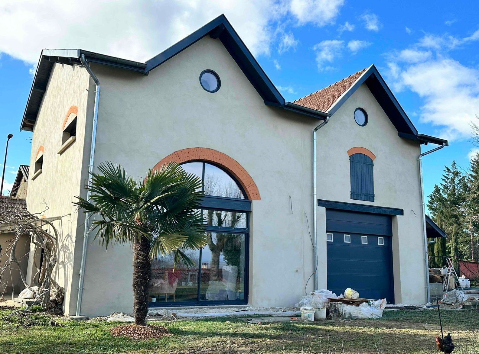 Maison ancienne avec une baie vitrée arrondie