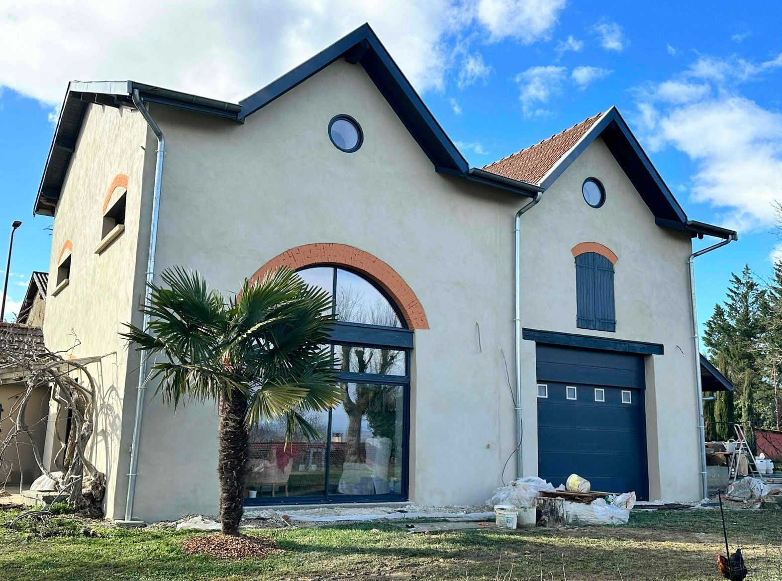 Belle maison avec une façade enduite à la chaux