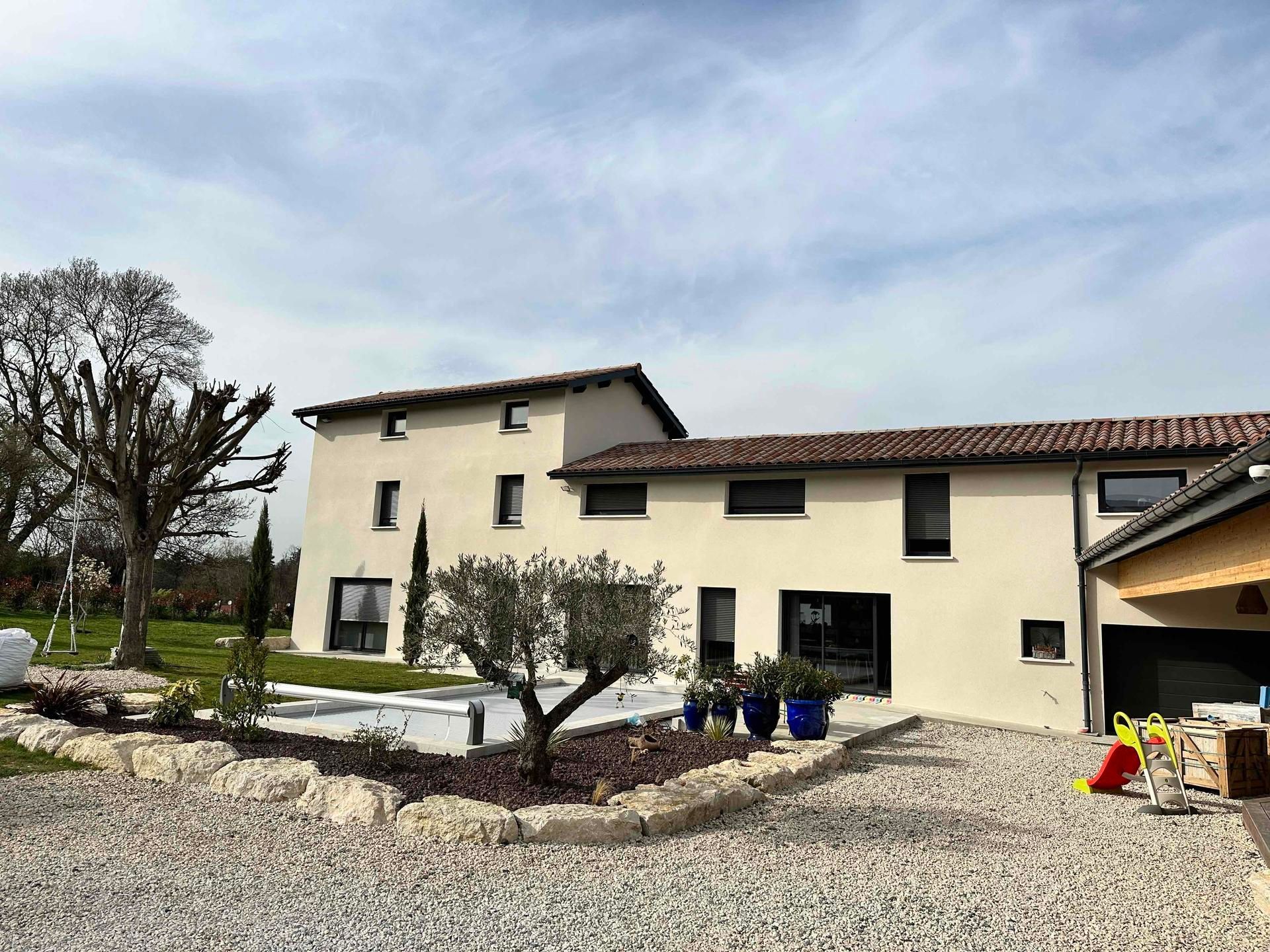 Grande maison avec un beau parc