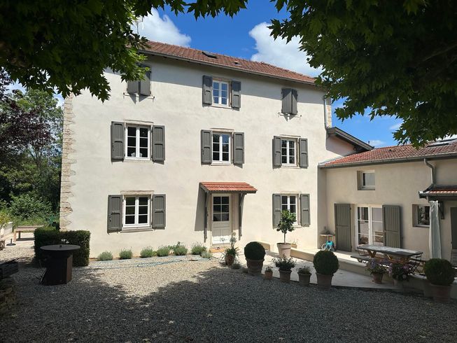 Belle maison avec des volets gris