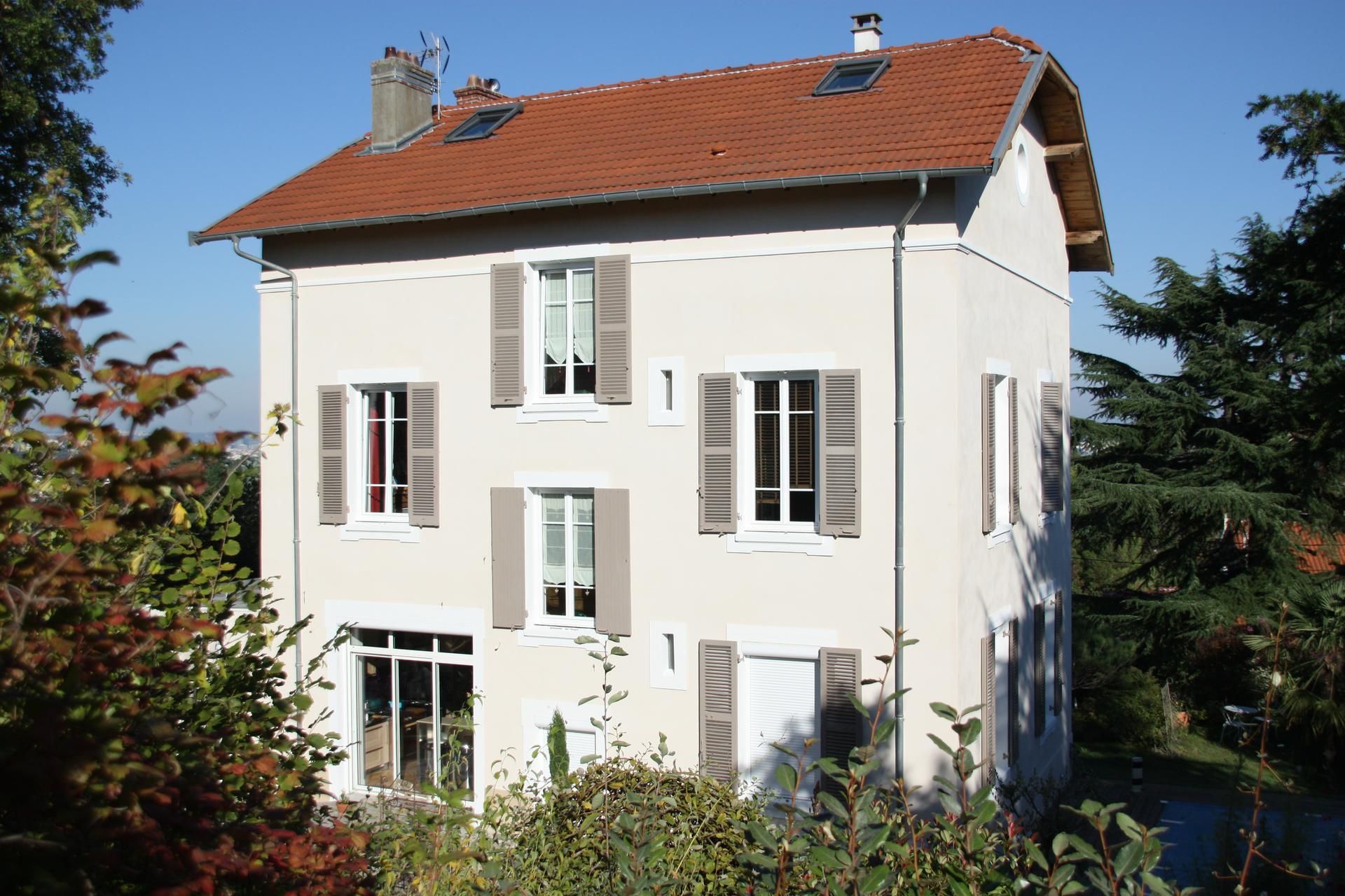 Maison aux volets gris