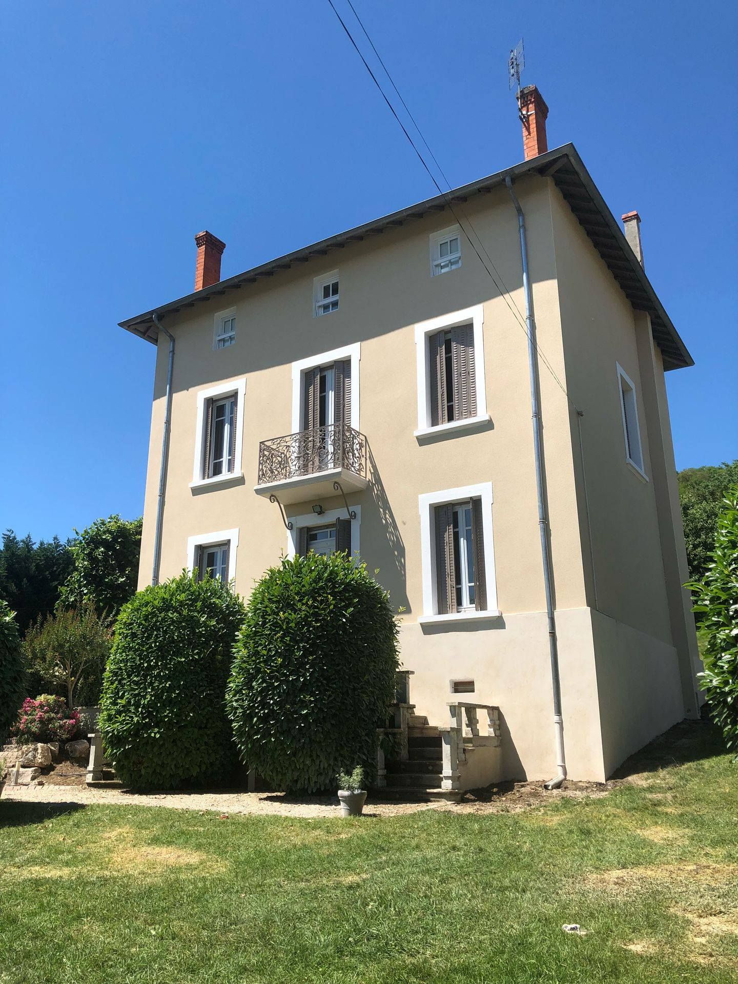 Belle maison avec des arbustes devant