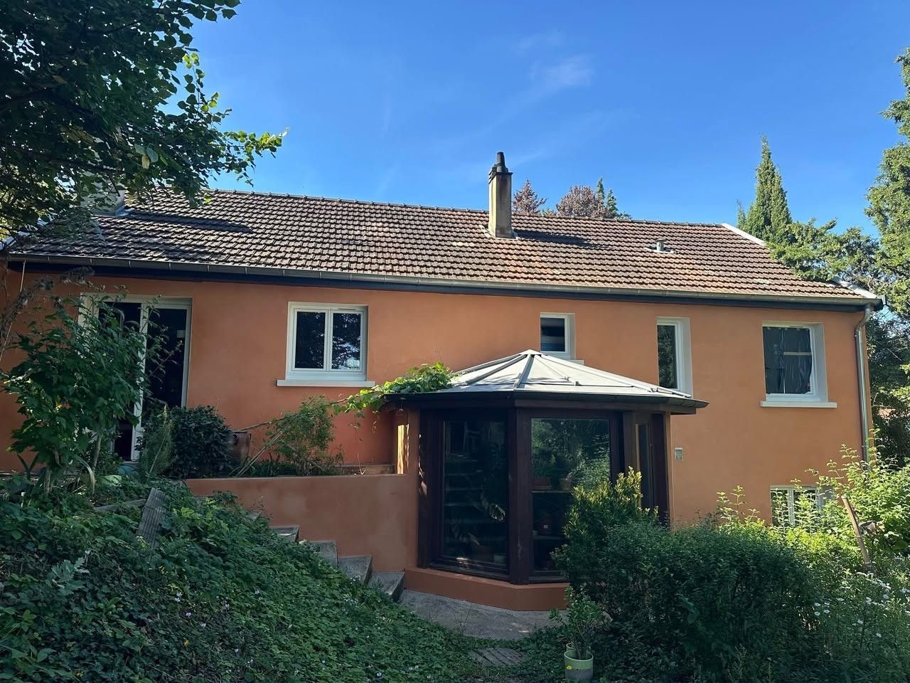 Façade de maison en enduit avec verrière