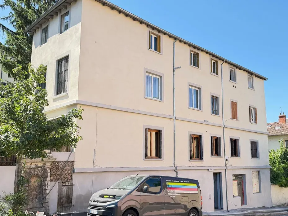 Rénovation d'une façade d'immeuble en enduit