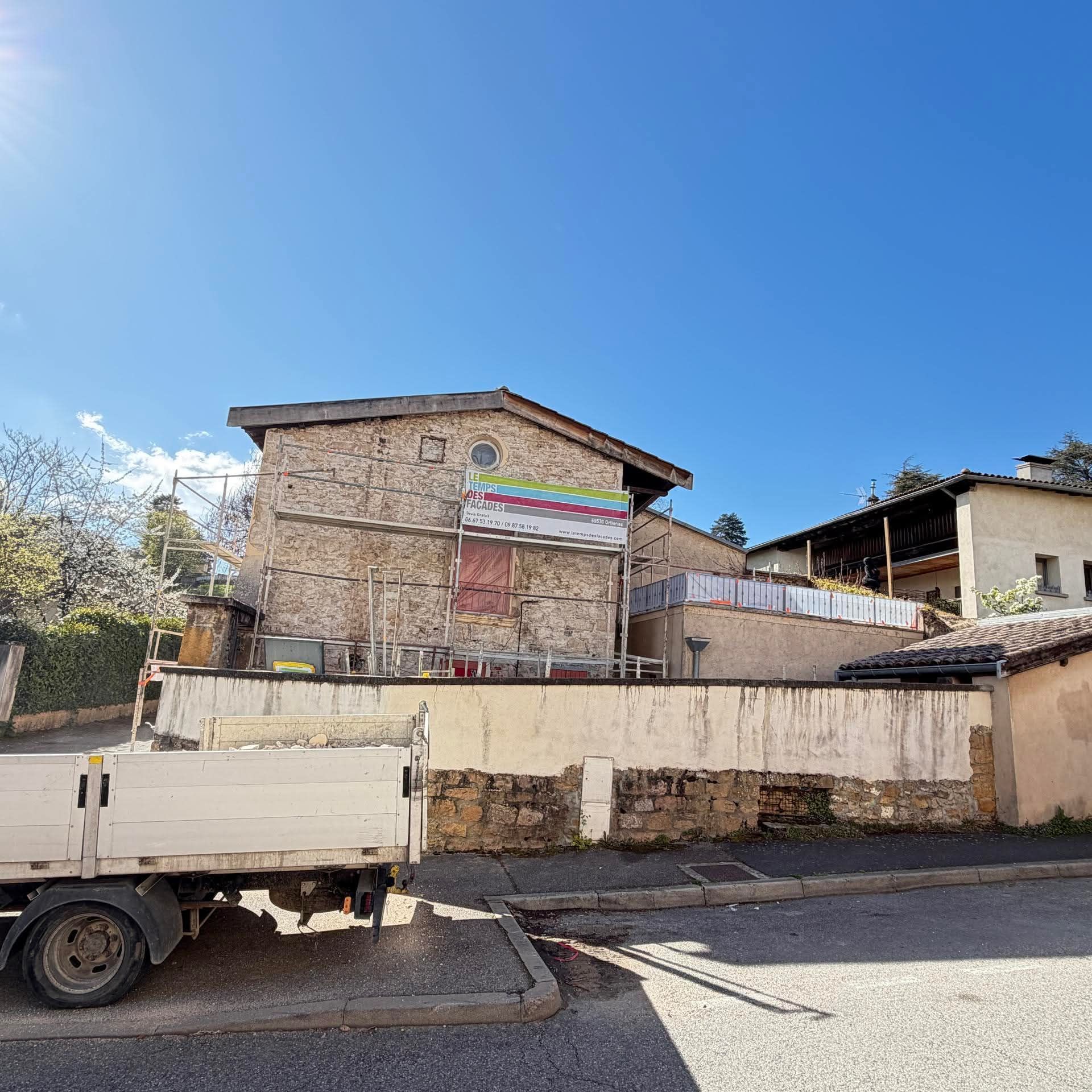 Façade de maison en pierre en cours de rénovation dans Lyon