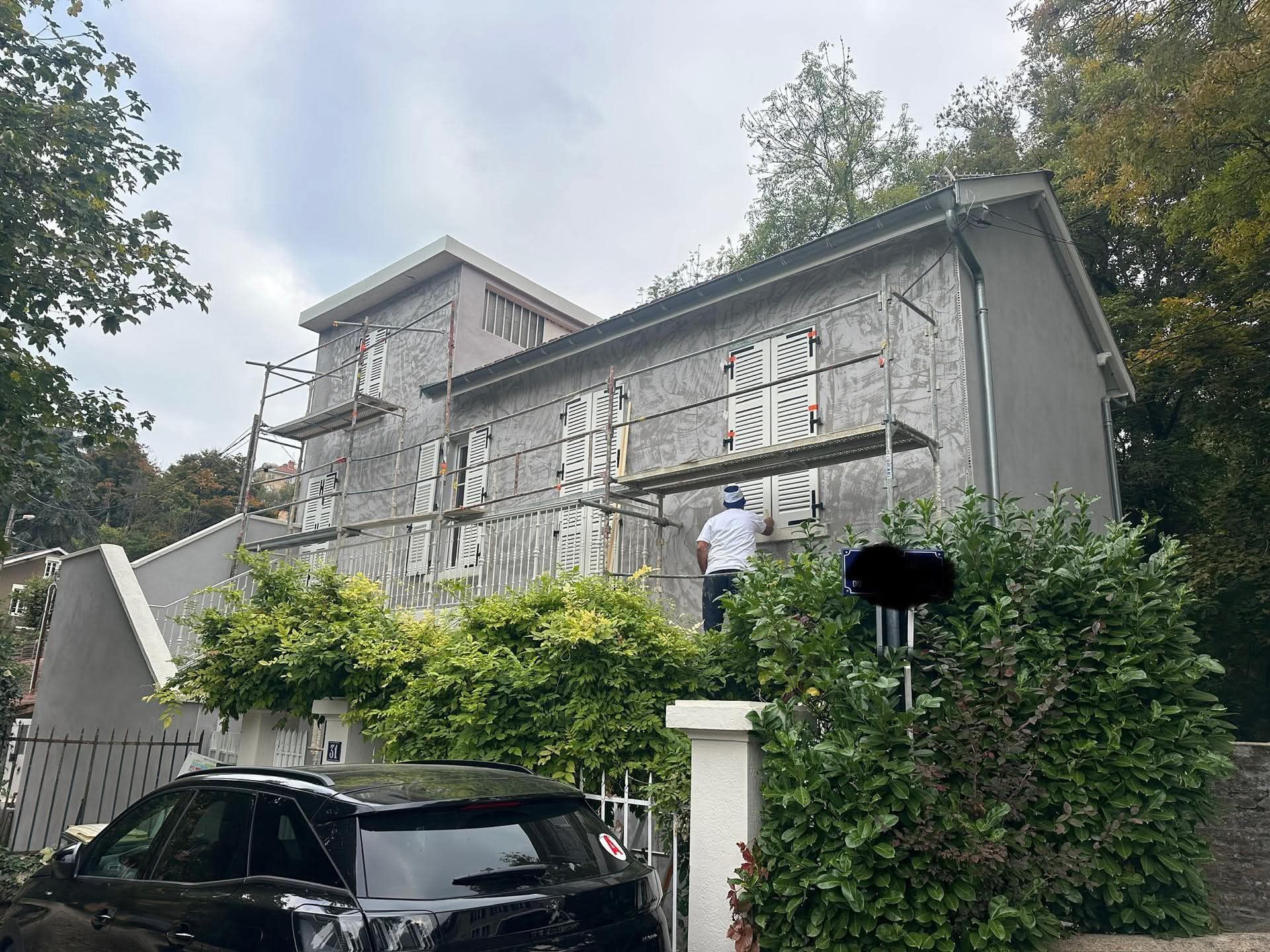Rénovation de façade de maison : étape du sous enduit