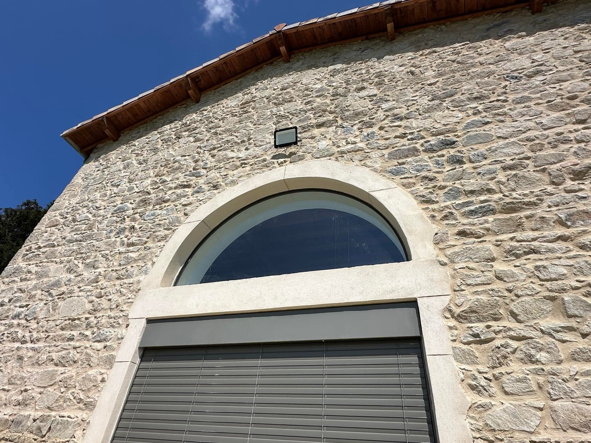 Maison avec façade en pierre rénovée