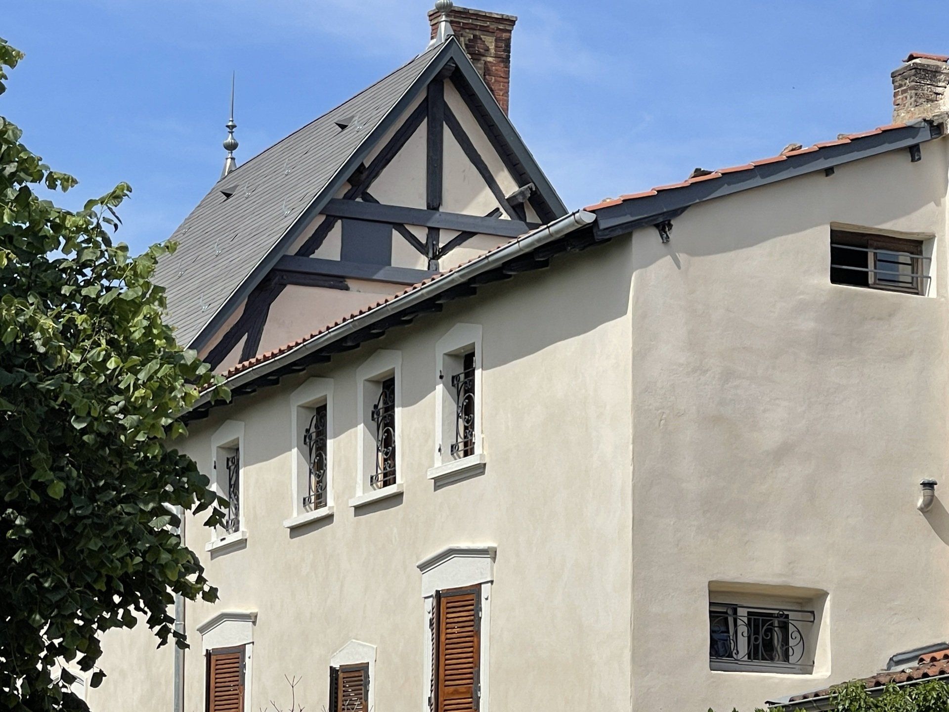 Vieille maison traditionnelle avec une façade peinte à la chaux