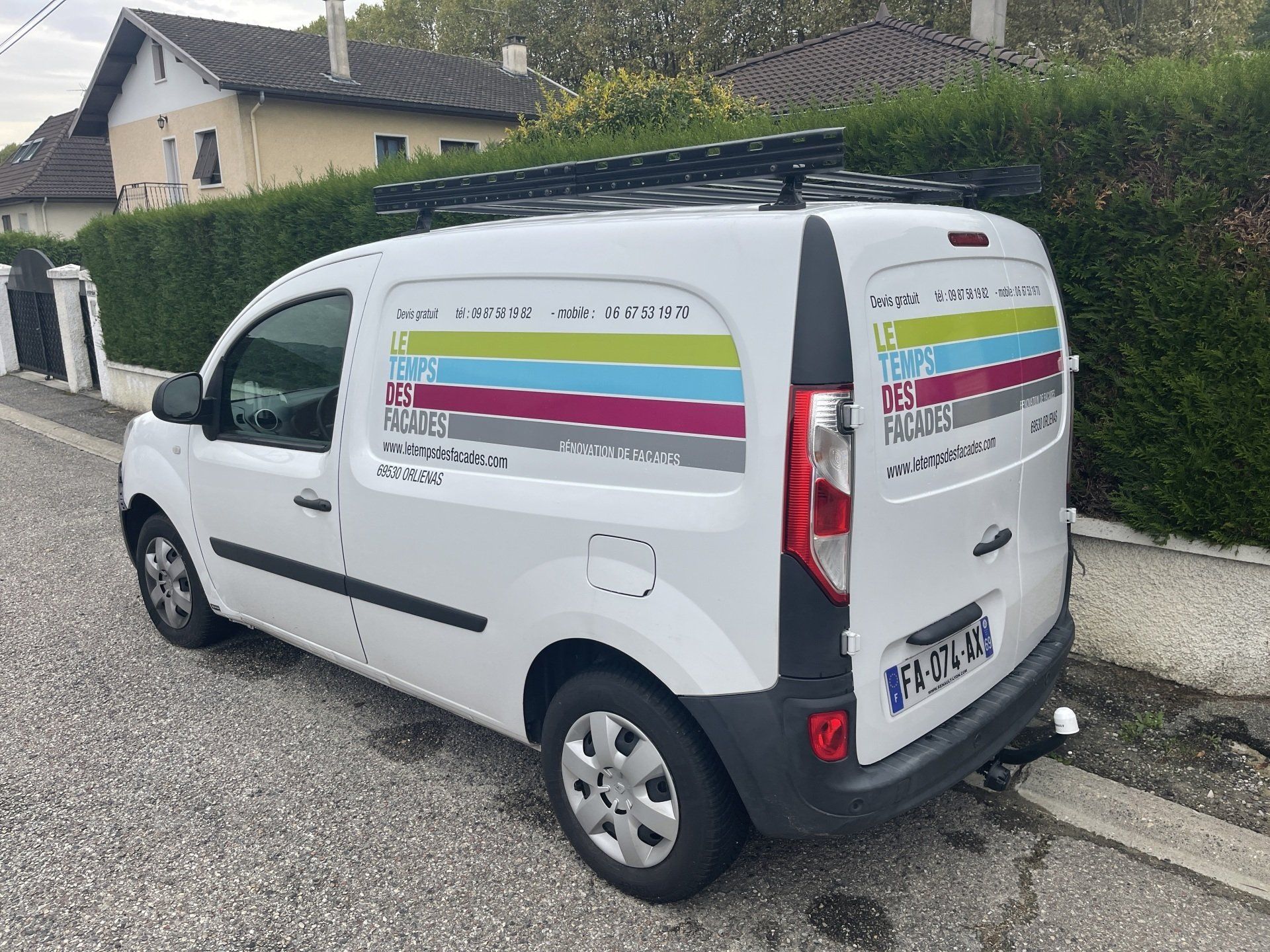 Véhicule de l'entreprise avec logo 